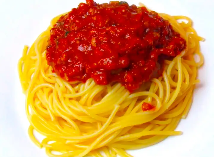 Hausgemachte Bolognese-Sauce mit sonnengetrockneten Tomaten und Walnüssen, herzhaft und vegetarisch, typisch italienisch.